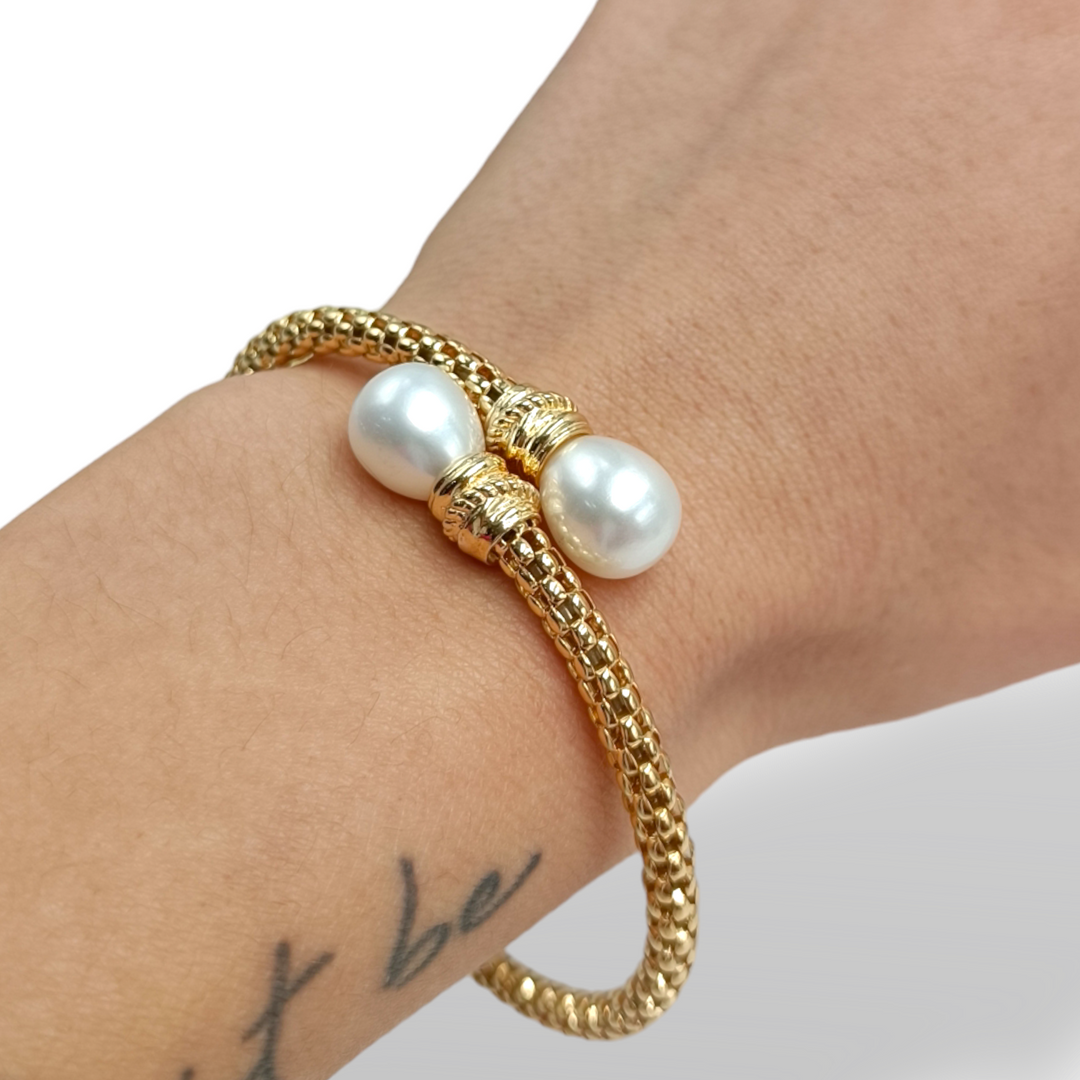 END OF COLLECTION - Gold-plated silver bracelet with two original river pearls.