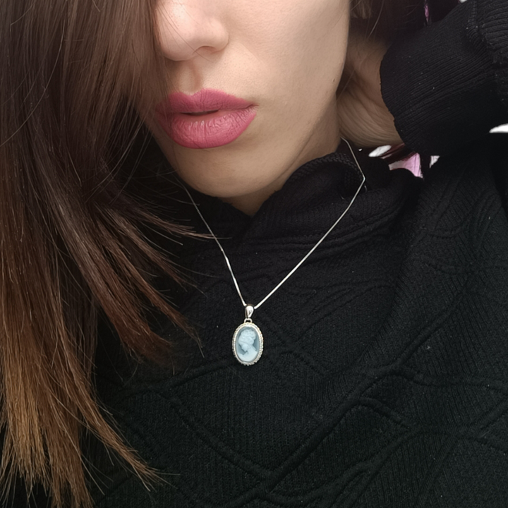 Ciondolo dea dei fiori in agata blu montato su argento