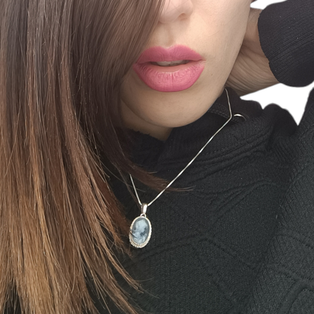 Ciondolo dea in agata montato su argento