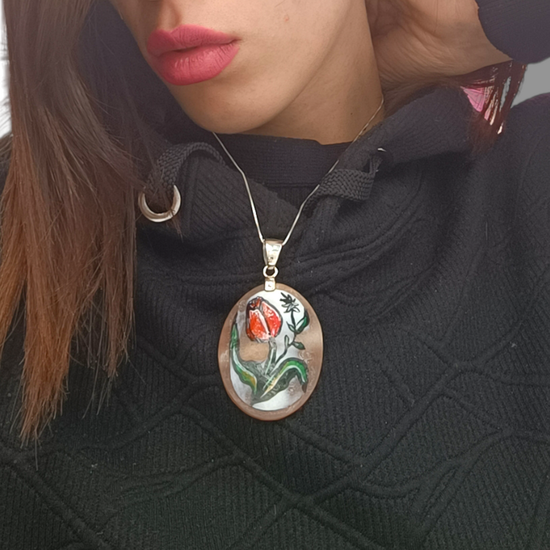 Collana ciondolo tulipano  natalizio in cammeo montato su argento