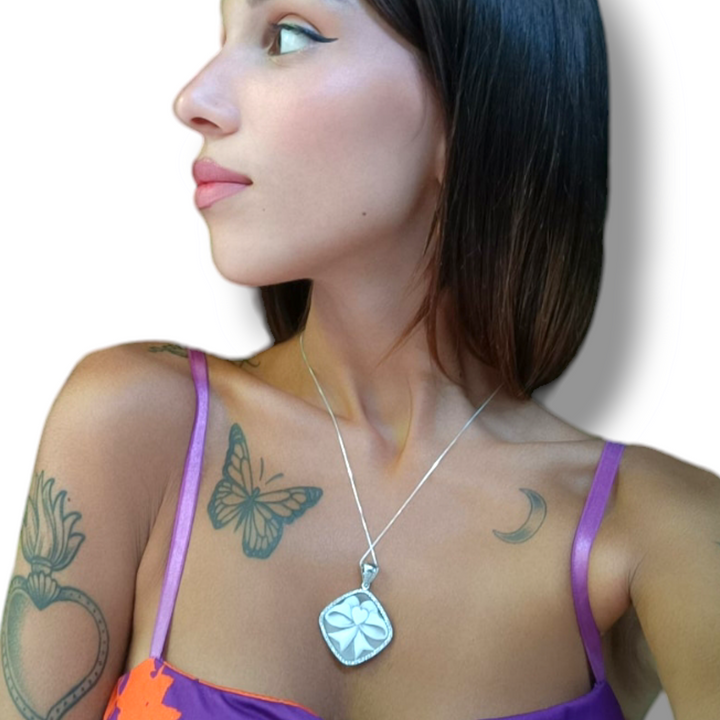 Collana ciondolo fiocco in cammeo montato su argento