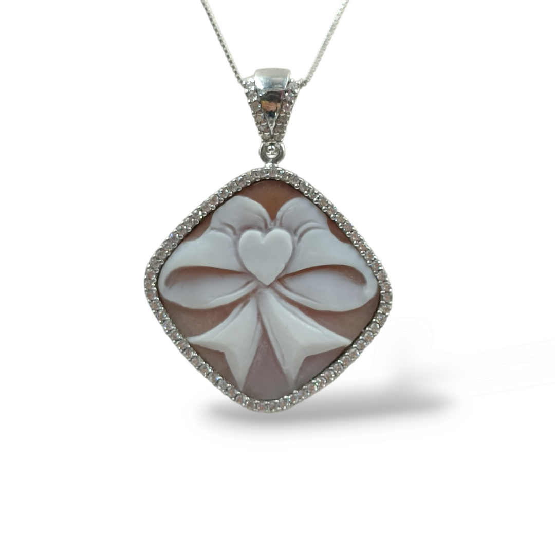 Collana ciondolo fiocco in cammeo montato su argento