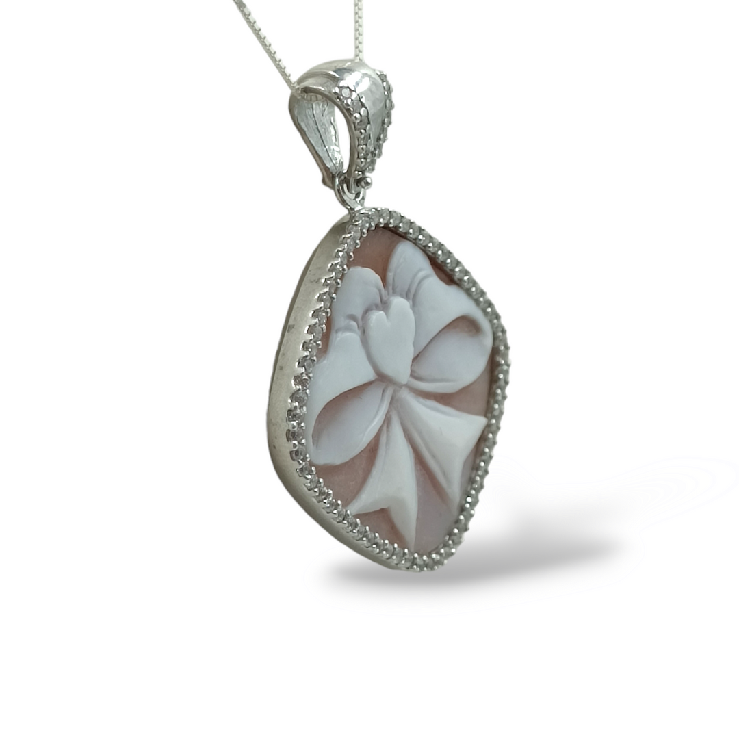 Collana ciondolo fiocco in cammeo montato su argento