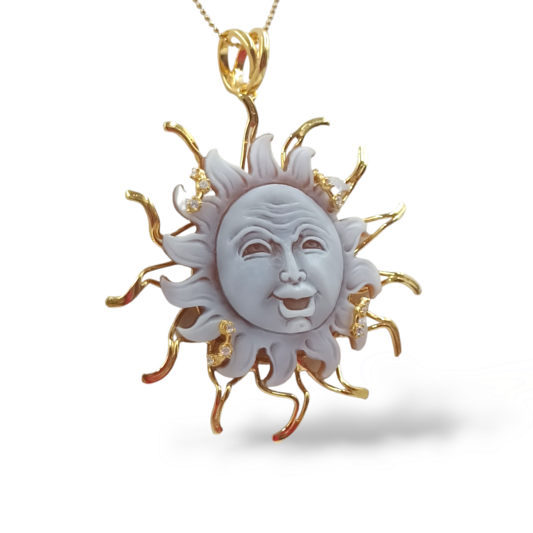 Ciondolo sole in cammeo montato su argento
