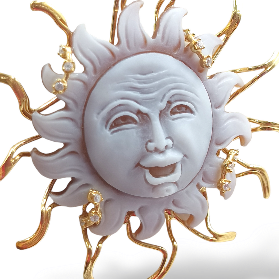 Ciondolo sole in cammeo montato su argento