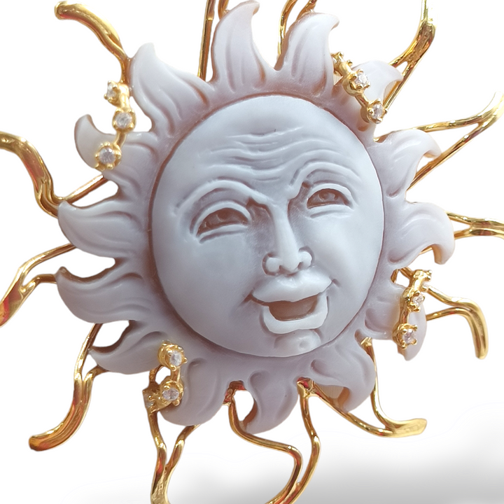 Ciondolo sole in cammeo montato su argento