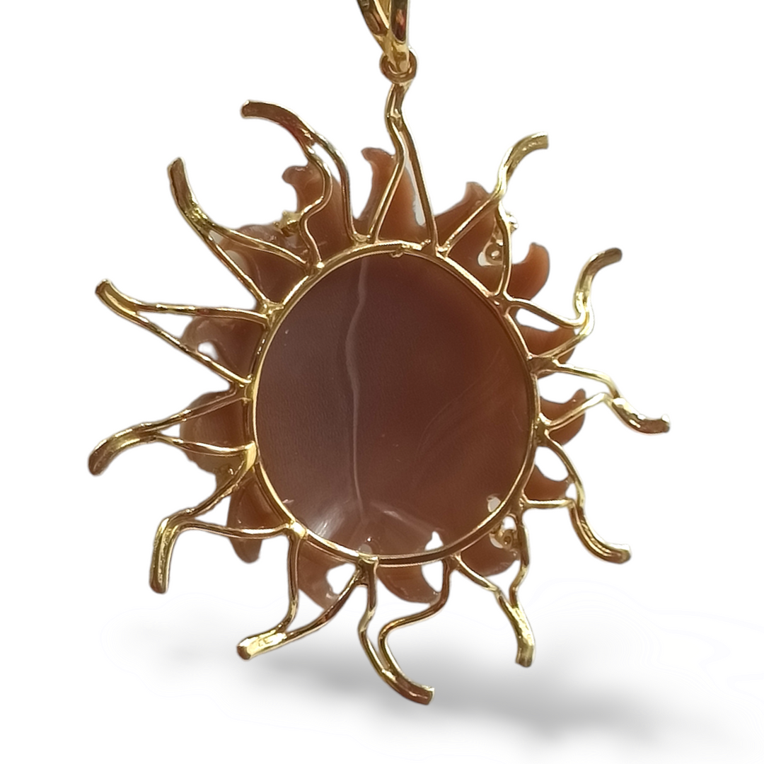 Ciondolo sole in cammeo montato su argento