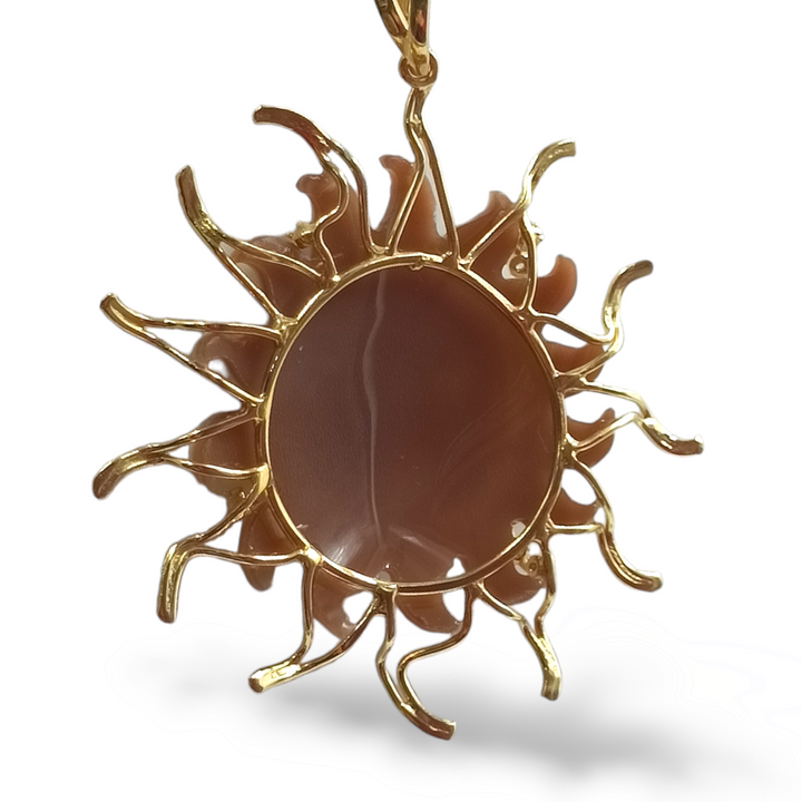Ciondolo sole in cammeo montato su argento