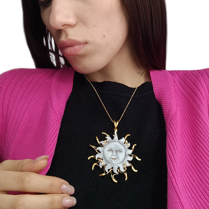 Ciondolo sole in cammeo montato su argento