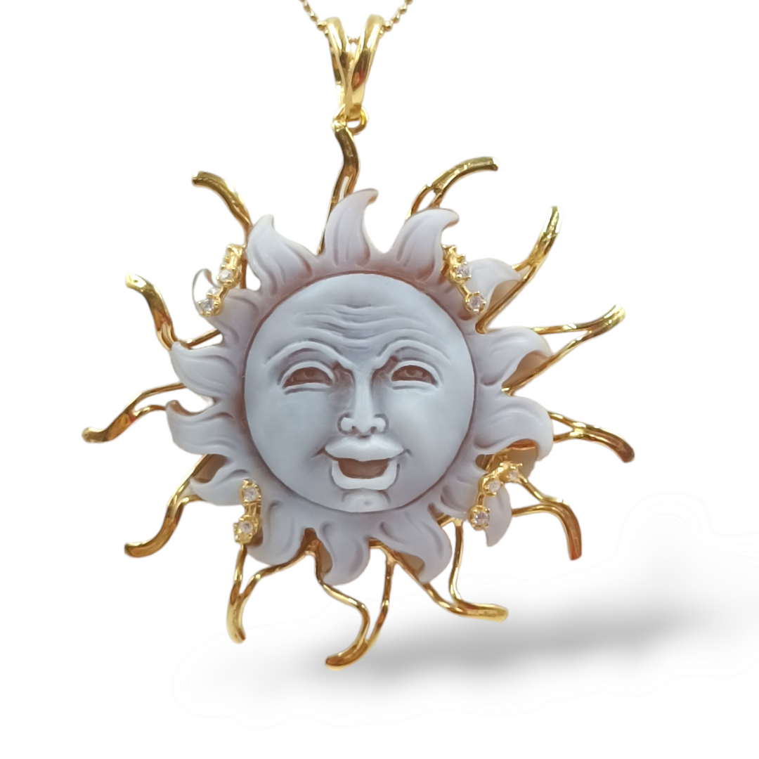 Ciondolo sole in cammeo montato su argento