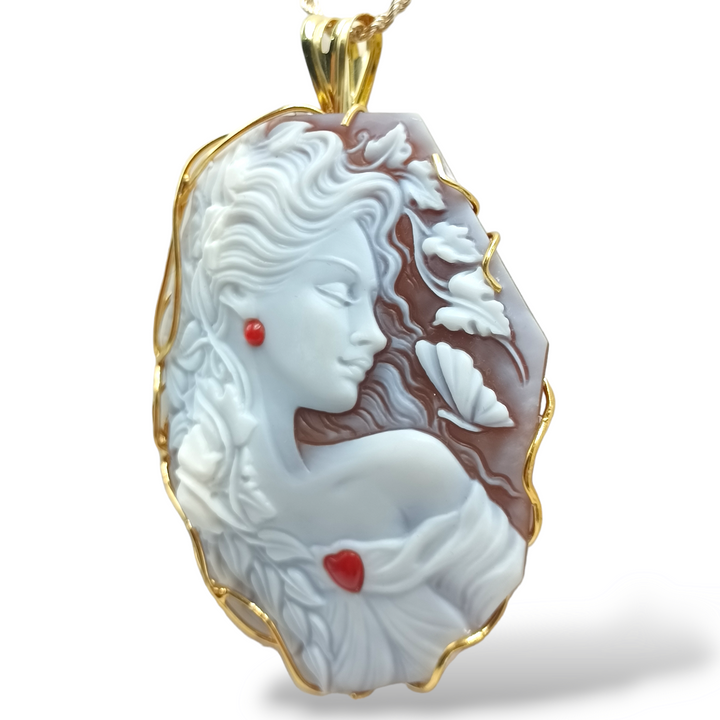 Ciondolo "Madre natura" in cammeo e corallo montato su argento