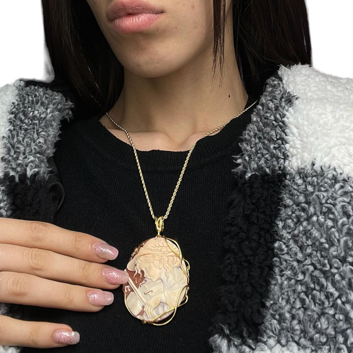 Pendant "muse Euterpe" in cameo mounted on silver