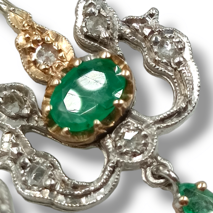 Orecchini in smeraldi verdi montato su oro