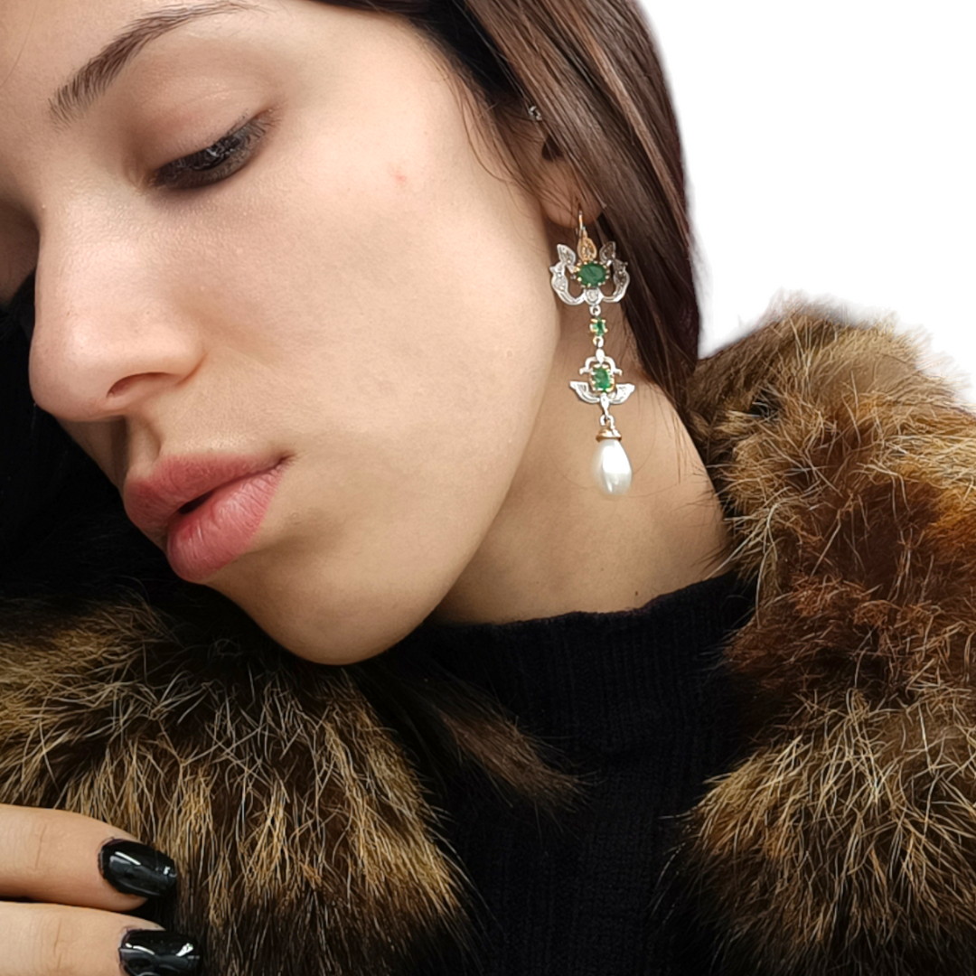 Orecchini in smeraldi verdi montato su oro
