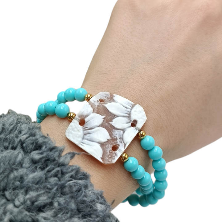 Bracciale fiori in cammeo montati su pasta turchese