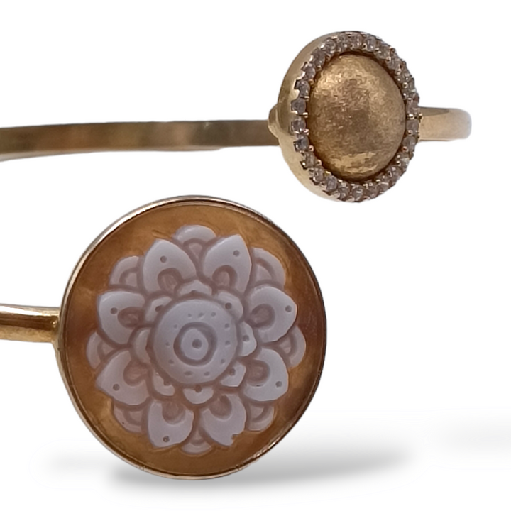 Bracciale fiore in cammeo montato su argento