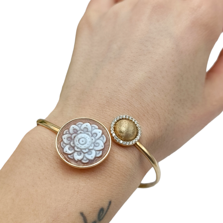 Bracciale fiore in cammeo montato su argento