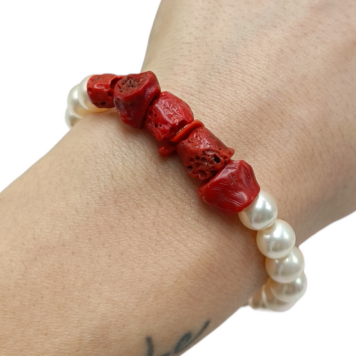 Bracciale in corallo monatto su perle
