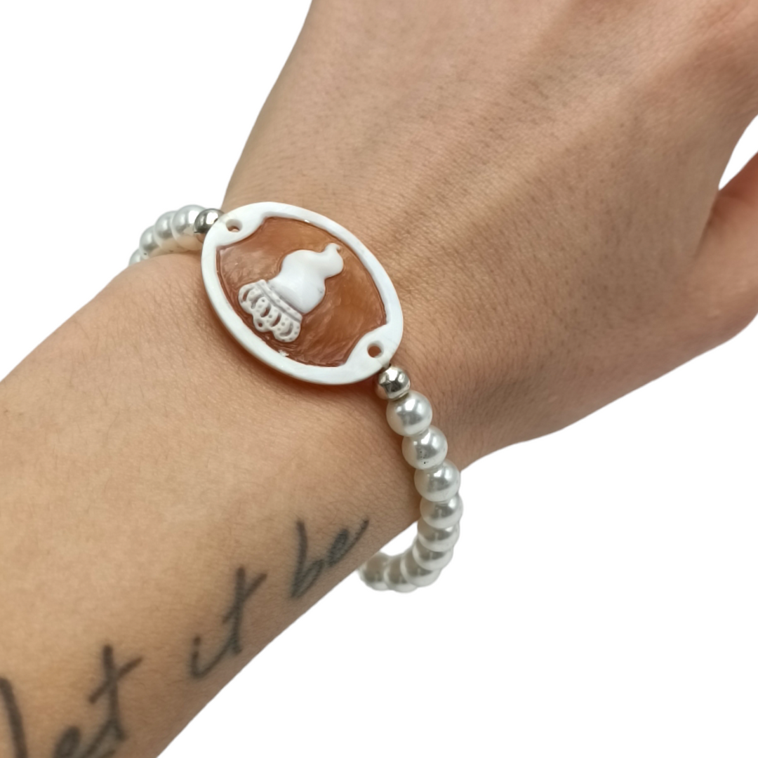 Rubber bracelet and cameo letter