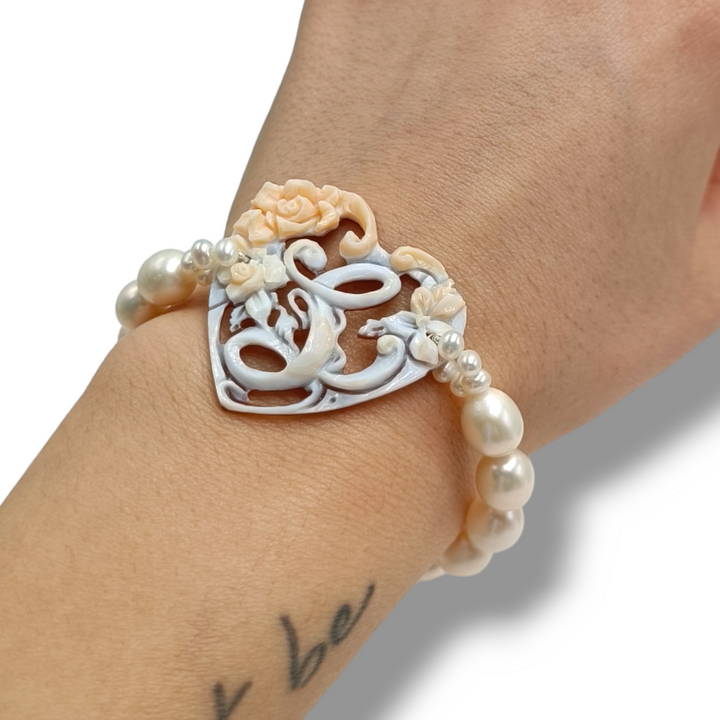 Bracciale iniziale in cammeo montato su argento