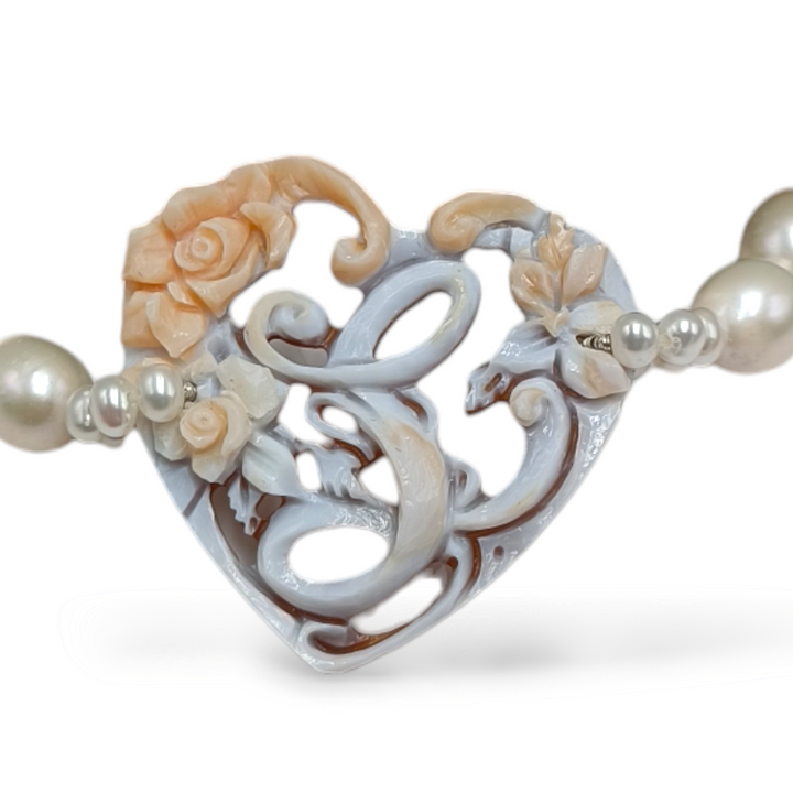 Bracciale iniziale in cammeo montato su argento