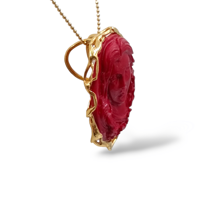 Collana ciondolo dea in pasta di corallo montato su argento