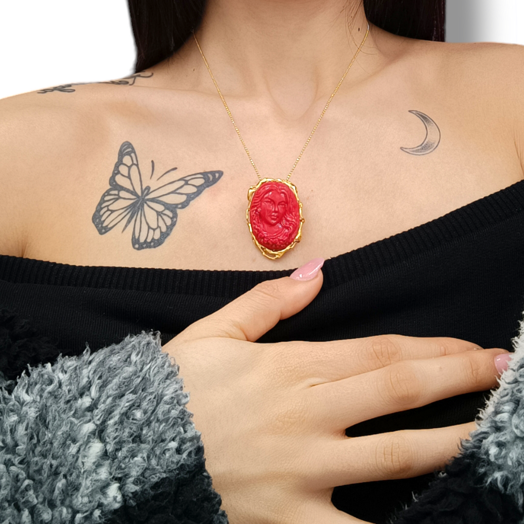 Collana ciondolo dea in pasta di corallo montato su argento
