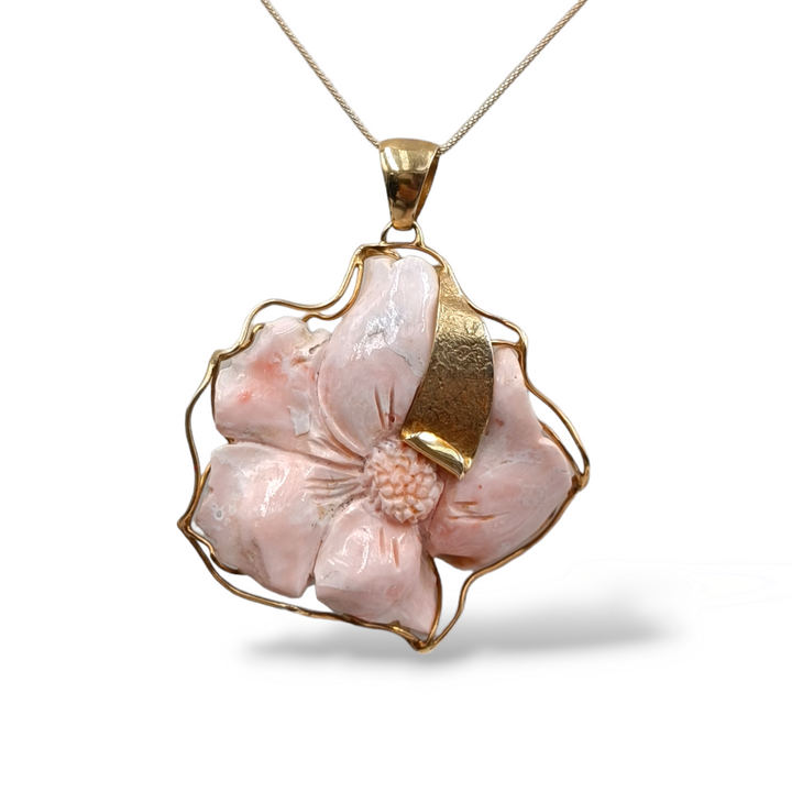 Collana ciondolo fiore in corallo rosa montato su argento.