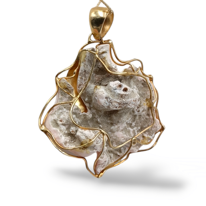 Collana ciondolo fiore in corallo rosa montato su argento.