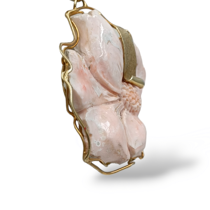 Collana ciondolo fiore in corallo rosa montato su argento.