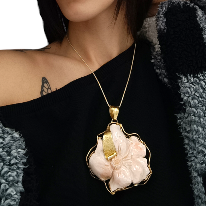 Collana ciondolo fiore in corallo rosa montato su argento.