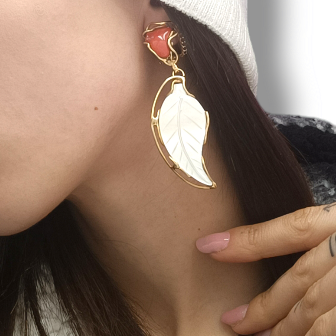 Orecchini foglie in corallo vero, madreperla montati su argento