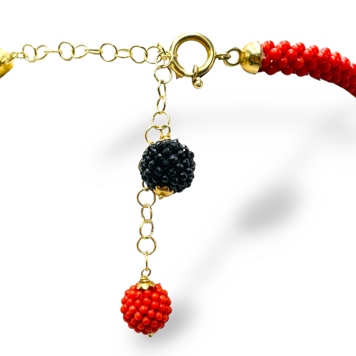 Coral chain necklace mounted on agate