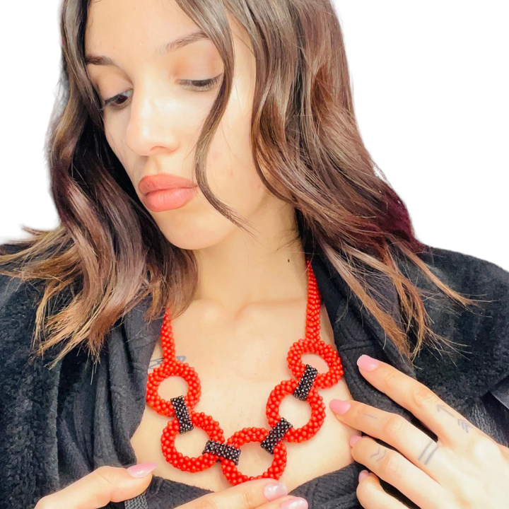 Coral chain necklace mounted on agate