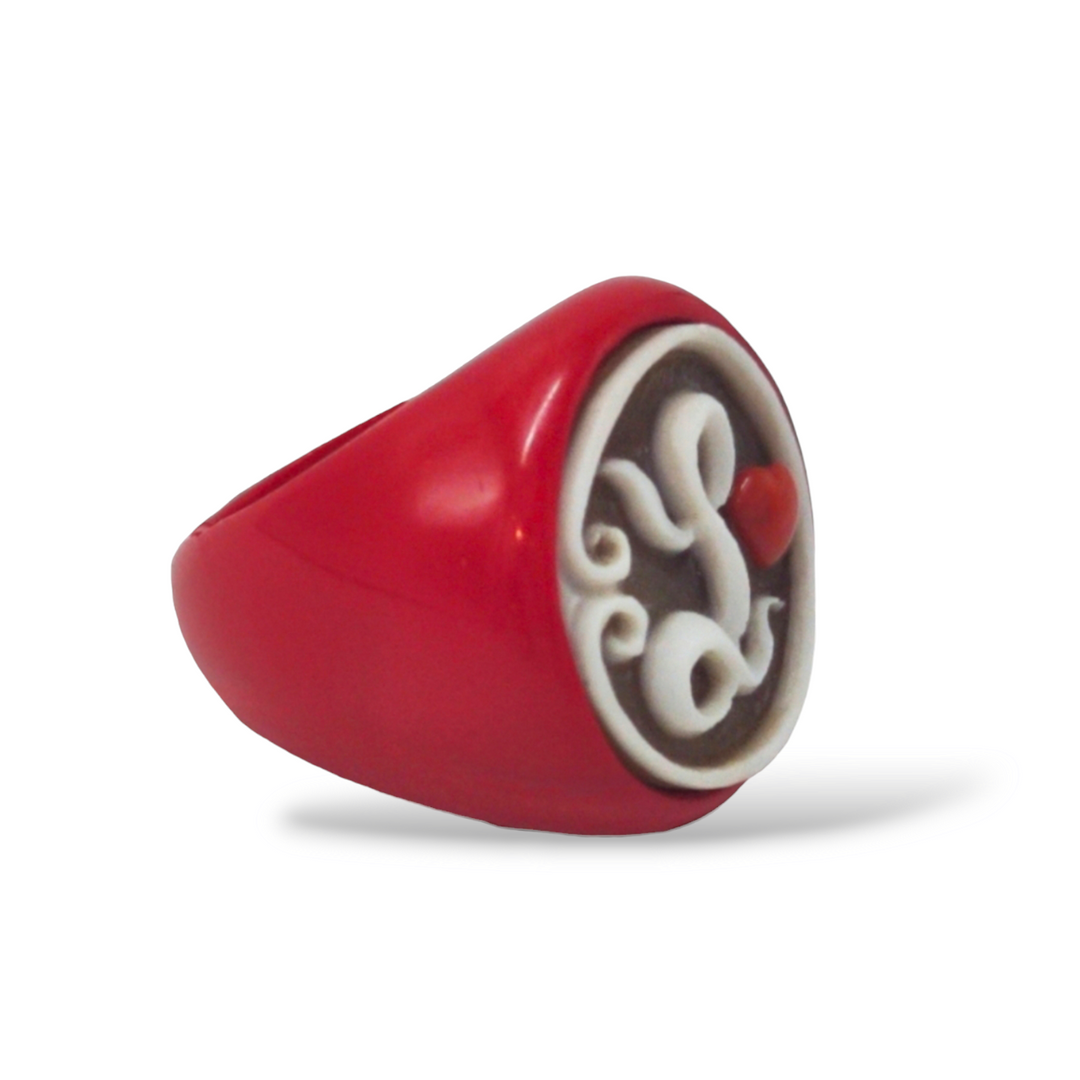 Anello con iniziale in cammeo montato su pasta di corallo Lucia Vitiello Gioielli di Napoli