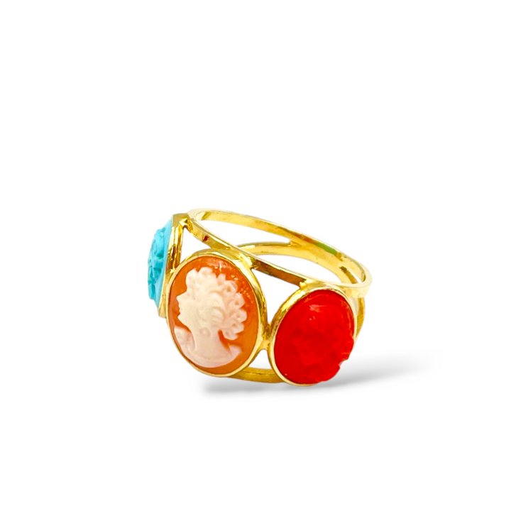 Anello dee in cammeo e in corallo montato su argento