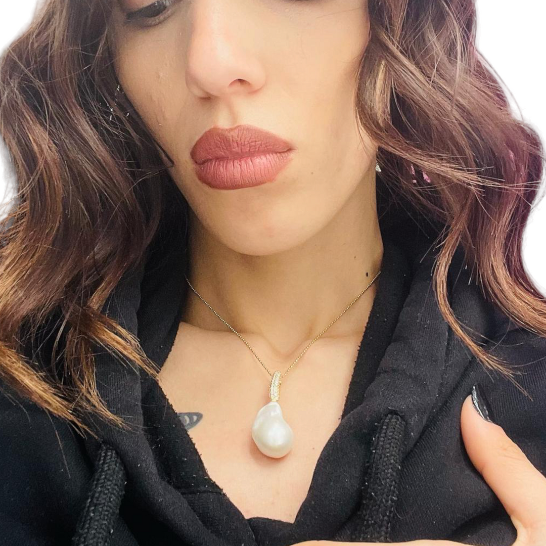 FINE COLLEZIONE - Ciondolo in  perla barocca montato in argento