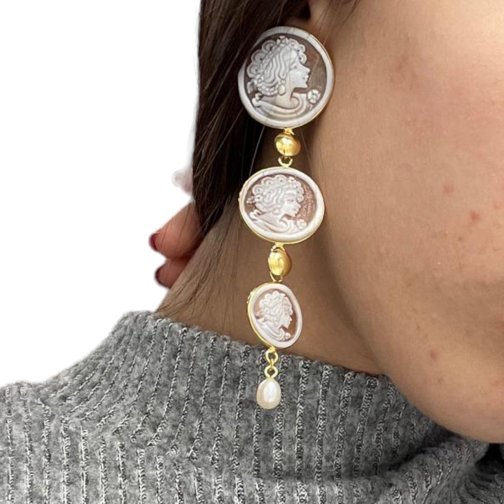 Orecchini tridimensionali in cammeo e perle montati su argento Lucia Vitiello Gioielli di Napoli
