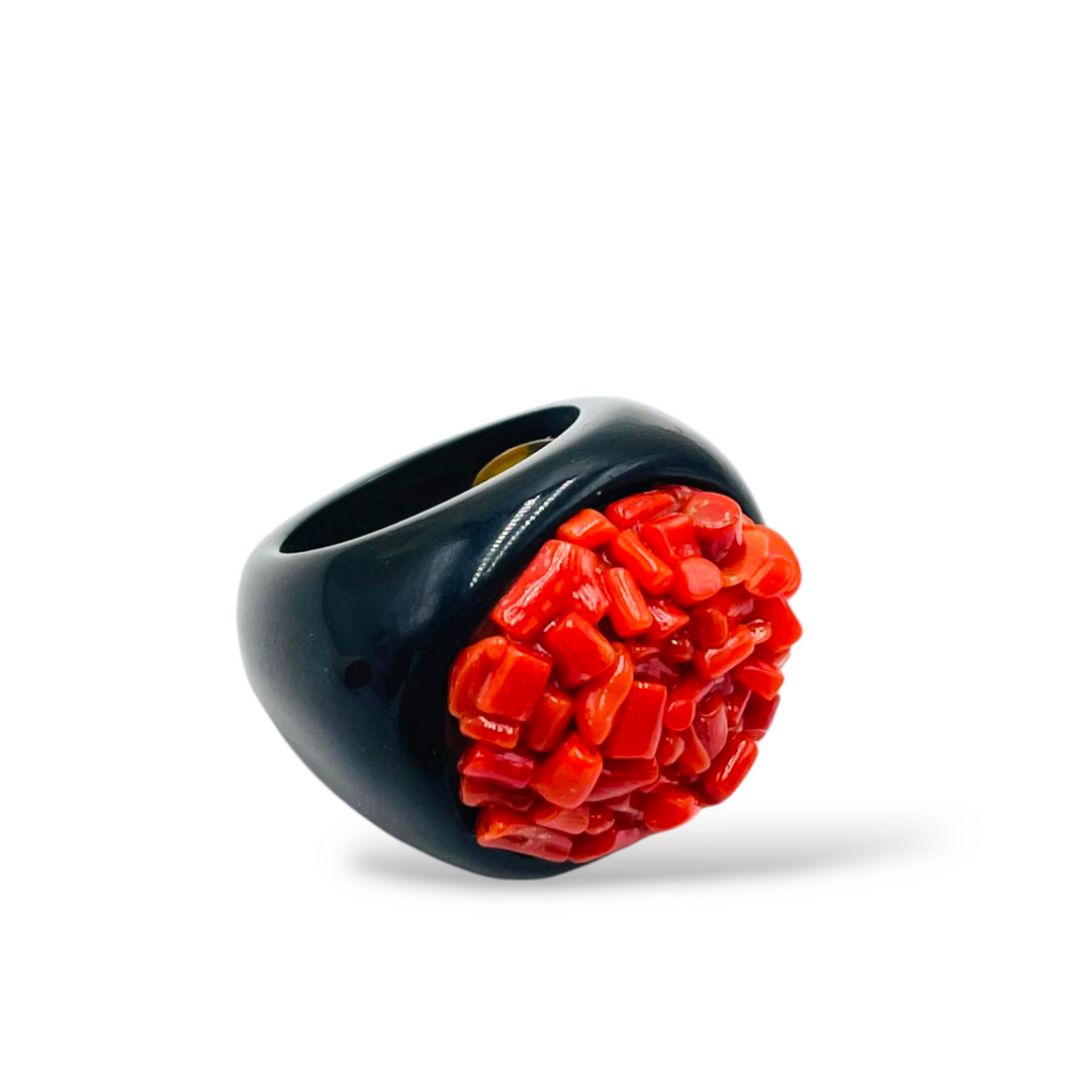 Anello in corallo montato su agata nera Lucia Vitiello Gioielli di Napoli