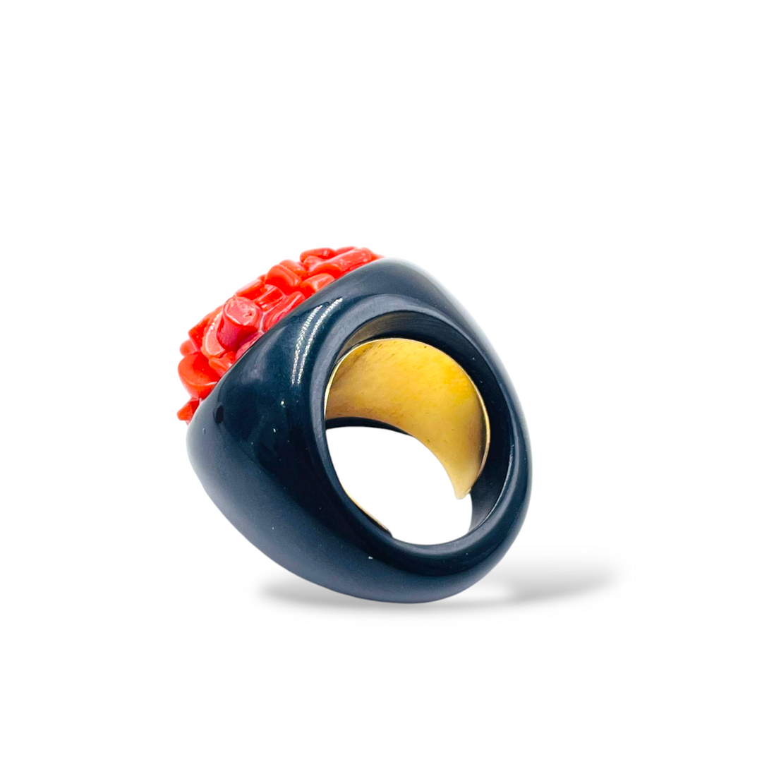 Anello in corallo montato su agata nera Lucia Vitiello Gioielli di Napoli