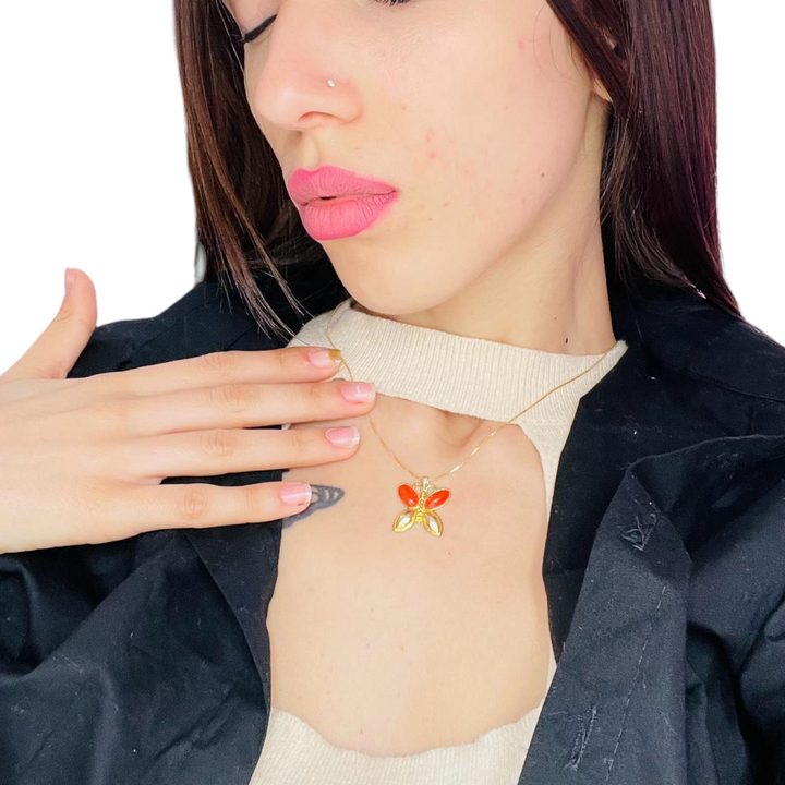 Collana ciondolo farfalla in corallo rosso  montata su argento