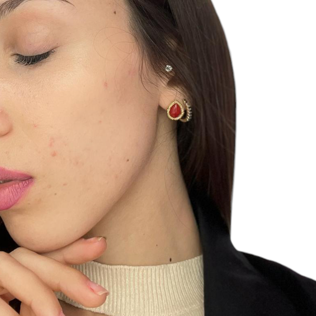 Orecchini goccia in corallo vero montati su argento martellato