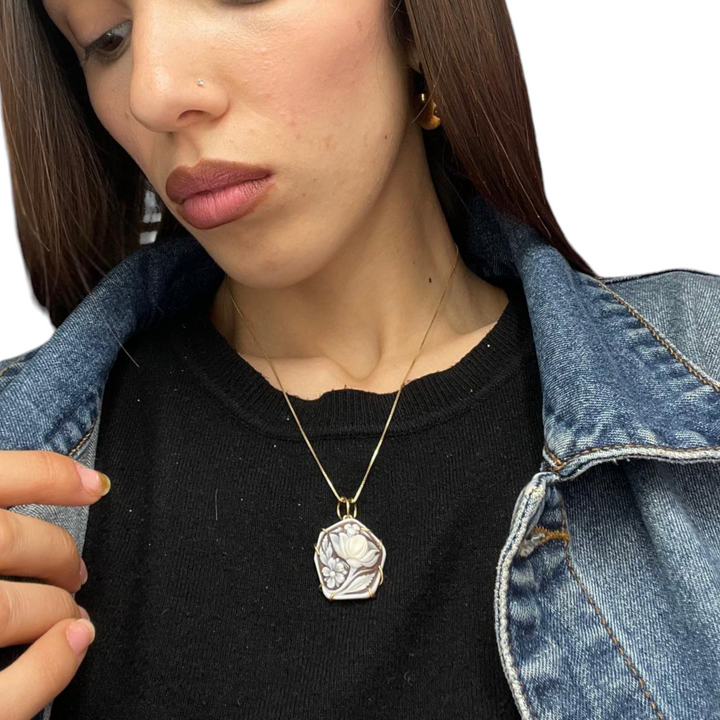 Ciondolo fiorellino in cammeo montato su argento