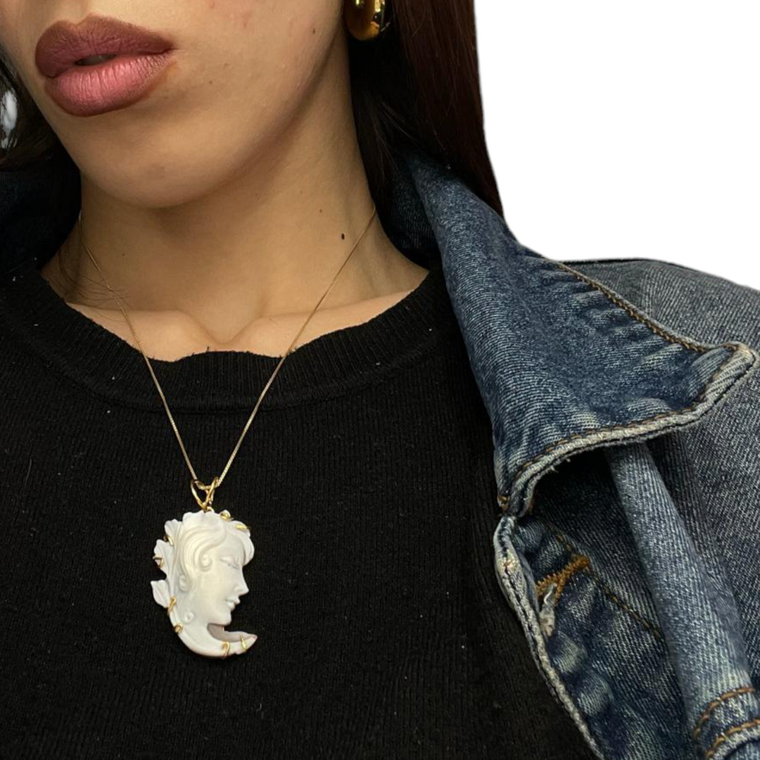 Ciondolo dama in cammeo montato su argento