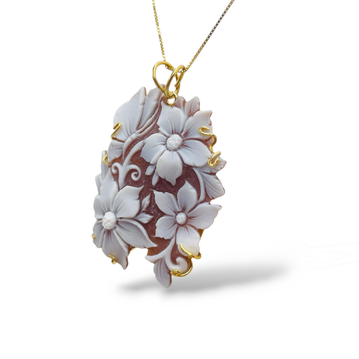 Ciondolo fiori smerlato in cammeo montato su argento