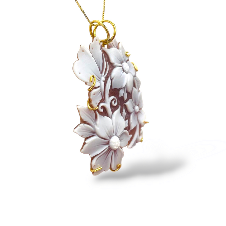 Ciondolo fiori smerlato in cammeo montato su argento