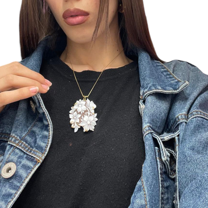 Ciondolo fiori smerlato in cammeo montato su argento