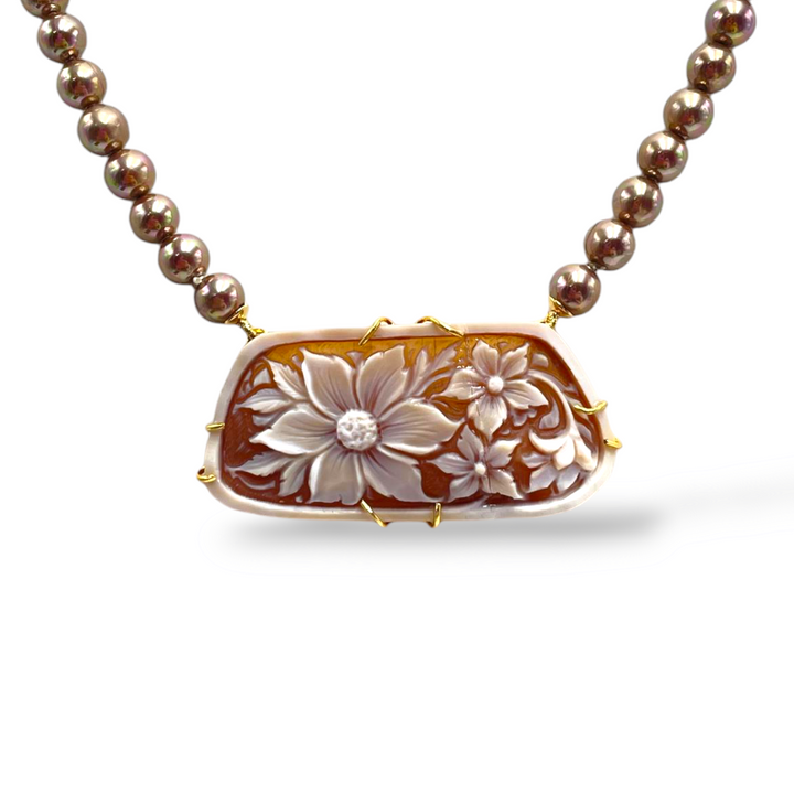 Collana fiori in cammeo montata su argento