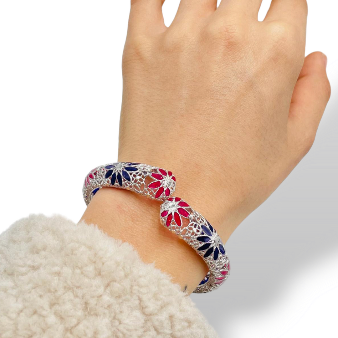 Bracelet flowers in enameled silver with filigree workmanship.