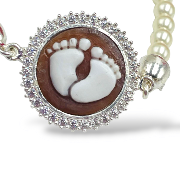 Bracciale piedini in cammeo montato su argento e perle